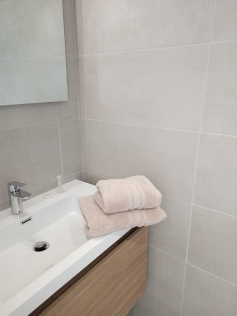 Superior Double Room | Bathroom | Towels