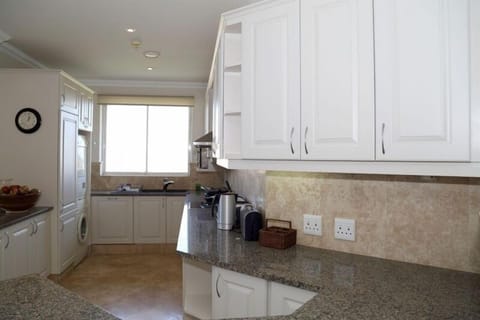 Luxury Apartment, 3 Bedrooms | Private kitchen | Fridge, microwave, oven, stovetop