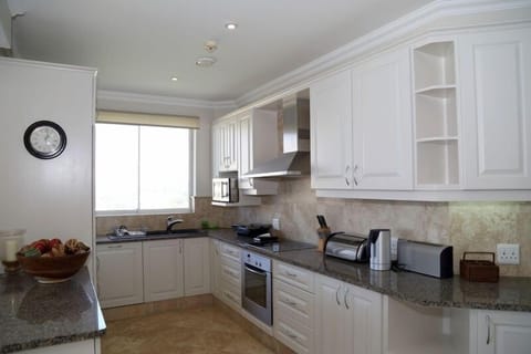 Luxury Apartment, 3 Bedrooms | Private kitchen | Fridge, microwave, oven, stovetop