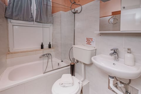 Apartment, 1 Bedroom | Bathroom | Bathtub, towels, soap, shampoo