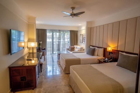 Signature Level Junior Suite | Premium bedding, free minibar, in-room safe, desk