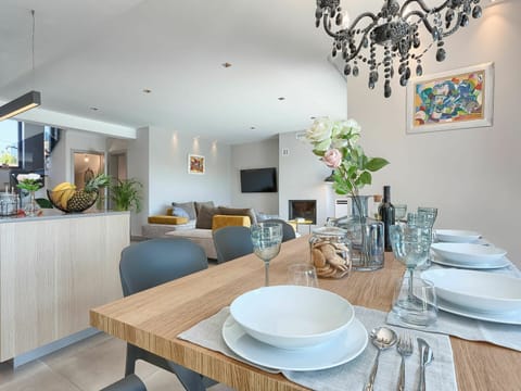 Table, Furniture, Plant, Property, White, Dishware, Azure, Tableware, Houseplant, Interior Design