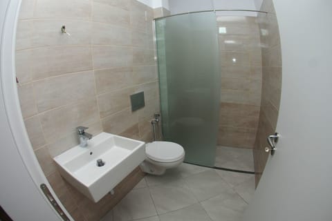 Double Room, Balcony | Bathroom | Shower, free toiletries, bidet, towels