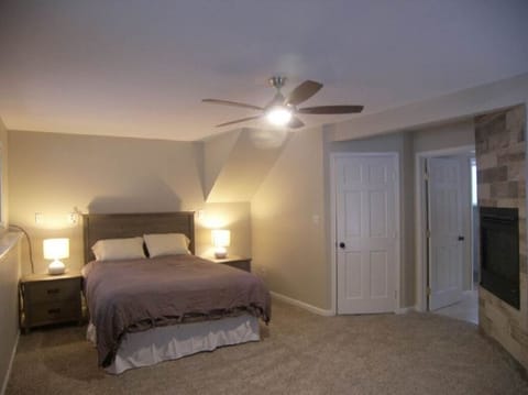 Queen bed
(master bedroom downstairs)