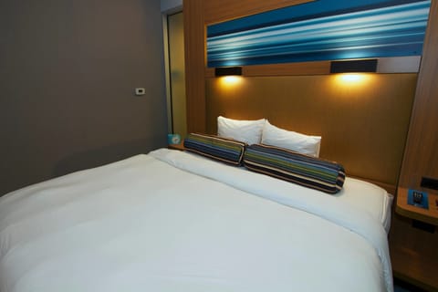 aloft, Room, 1 King Bed | Premium bedding, down comforters, pillowtop beds, in-room safe