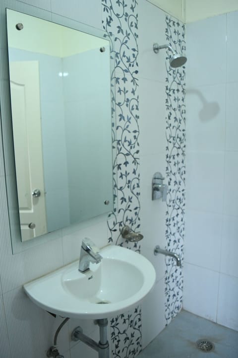 Deluxe Double or Twin Room, 1 Bedroom | Bathroom | Shower, rainfall showerhead, free toiletries, hair dryer