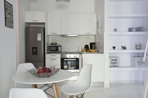 Apartment | Private kitchenette | Fridge, microwave, oven, coffee/tea maker