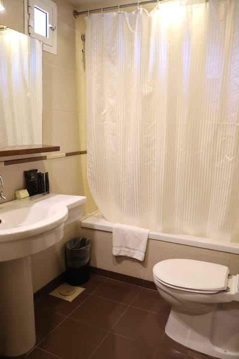 Separate tub and shower, hydromassage showerhead, free toiletries