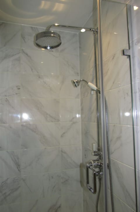 Suite | Bathroom | Free toiletries, towels, soap, shampoo