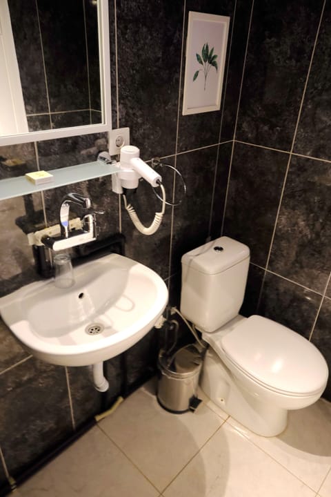 Single Room | Bathroom | Shower, free toiletries, hair dryer, slippers