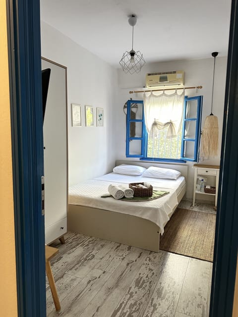 Double Room, 1 Double Bed | Iron/ironing board, free WiFi, bed sheets