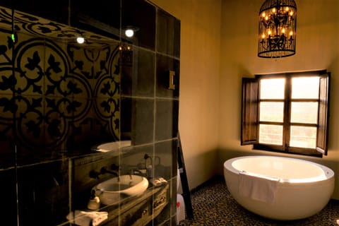 Superior Studio Suite, 2 Queen Beds | Deep soaking bathtub