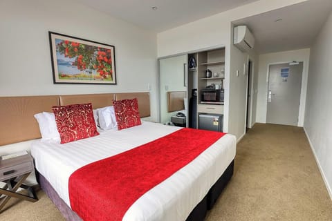 Deluxe Room, 1 King Bed, Refrigerator & Microwave | Blackout drapes, soundproofing, iron/ironing board, free WiFi