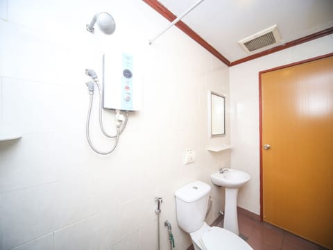 Family Suite, 2 Double Beds | Bathroom | Shower, free toiletries, bidet, towels