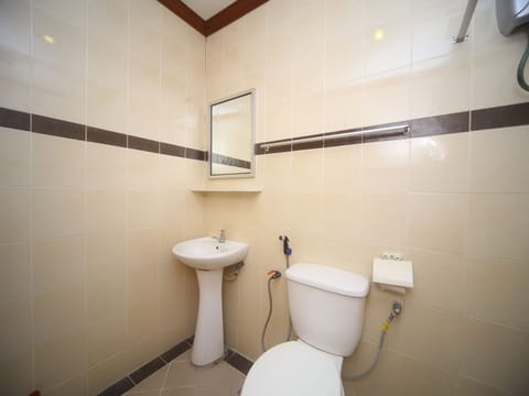 Superior Suite | Bathroom | Shower, free toiletries, bidet, towels