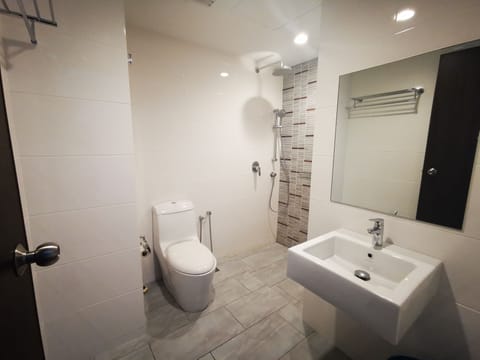 City Apartment, City View 16 | Bathroom shower