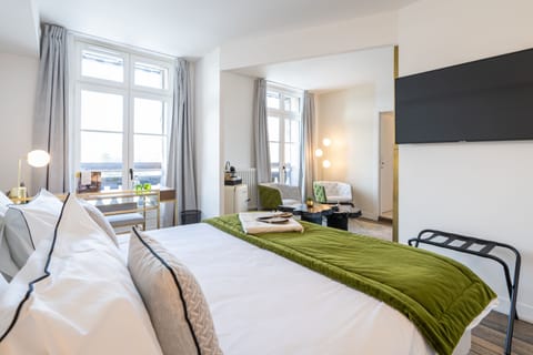 Classic Suite, 1 King Bed, Bathtub (Roomy Suite) | Premium bedding, in-room safe, individually decorated, desk