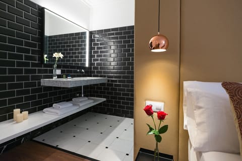 Deluxe Suite | Bathroom | Shower, rainfall showerhead, designer toiletries, hair dryer