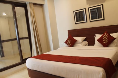 Deluxe Room | Hypo-allergenic bedding, down comforters, Tempur-Pedic beds, desk
