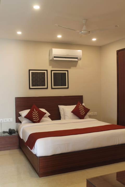 Premium Room, Courtyard View | Hypo-allergenic bedding, down comforters, Tempur-Pedic beds, desk