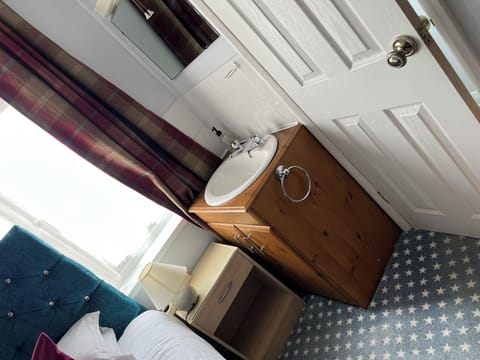 Single Room (15) | Free WiFi, bed sheets