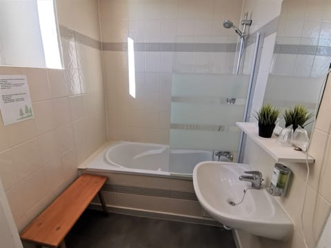 Classic Quadruple Room | Bathroom | Free toiletries, hair dryer, towels