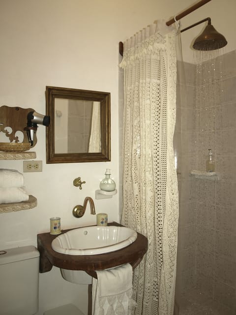 Standard Double Room, Non Smoking | Bathroom | Shower, rainfall showerhead, free toiletries, hair dryer