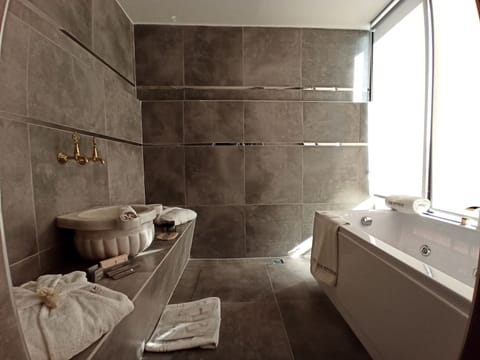 Presidental Suite Room with Jacuzzi | Jetted tub