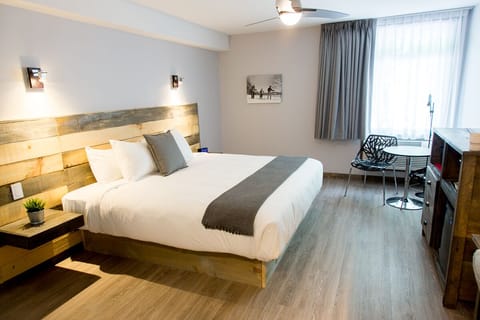 Double Room, 1 King Bed | Select Comfort beds, desk, laptop workspace, blackout drapes