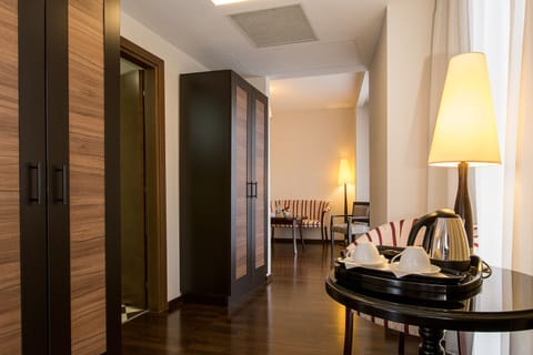 Suite | In-room safe, desk, blackout drapes, soundproofing