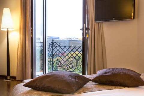 Deluxe Queen Room | In-room safe, desk, blackout drapes, soundproofing