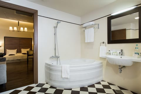 Junior Double Room | Bathroom | Free toiletries, hair dryer, slippers, bidet