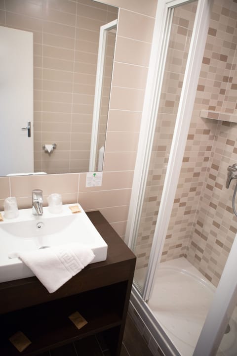 Standard Double Room | Bathroom | Free toiletries, hair dryer, towels, soap