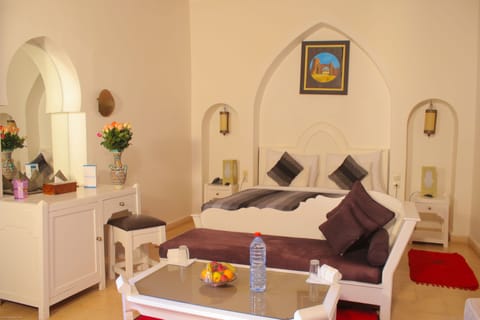 Senior Suite | Desk, free cribs/infant beds, free WiFi, bed sheets