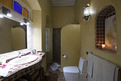 Suite (Thuya) | Bathroom | Shower, rainfall showerhead, free toiletries, hair dryer