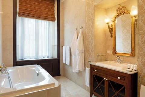 Room, 1 King Bed, Vineyard View | Bathroom | Combined shower/tub, designer toiletries, hair dryer, bathrobes