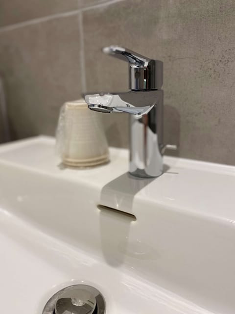 Shower, eco-friendly toiletries, towels