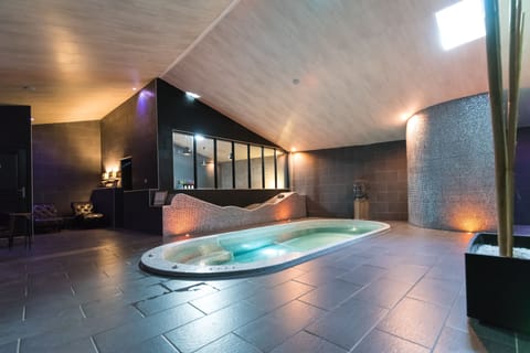 Couples treatment rooms, spa tub, steam room, body treatments