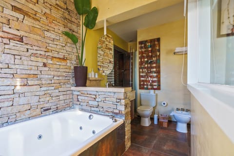 Junior Suite | Bathroom | Combined shower/tub, free toiletries, hair dryer, bidet