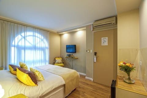 Classic Double Room | Pillowtop beds, minibar, in-room safe, soundproofing