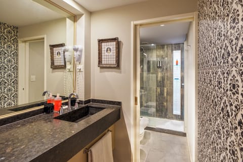 Superior Room | Bathroom | Combined shower/tub, free toiletries, hair dryer, bidet