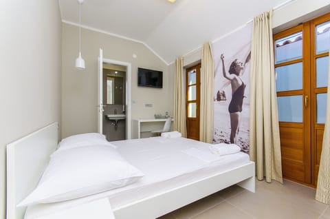 Double Room, Private Bathroom | Blackout drapes, soundproofing, iron/ironing board, free WiFi