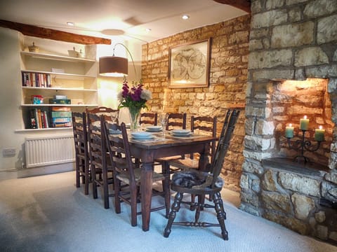 Luxury Cottage, Private Bathroom | Restaurant