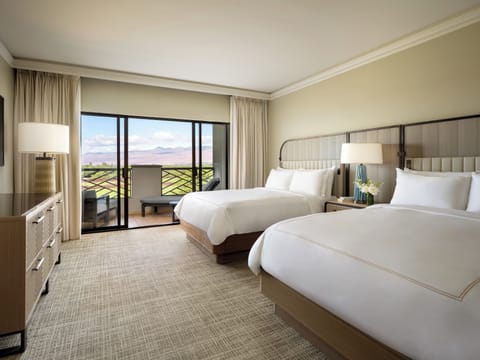 Fairmont Gold 1 Bedroom Suite, Ocean View, Gold Lounge Access (Newly Renovated, High Floor) | Minibar, in-room safe, desk, soundproofing