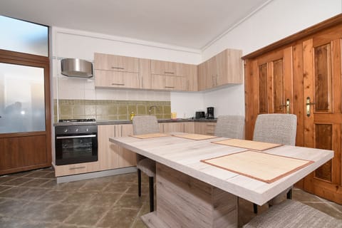 Classic Apartment | Private kitchen | Full-size fridge, microwave, oven, stovetop