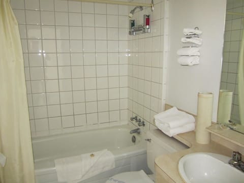 Family Suite | Bathroom | Combined shower/tub, towels
