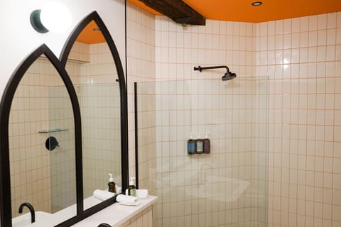 Room 2:2 - Interior King | Bathroom | Shower, hair dryer, bathrobes, towels