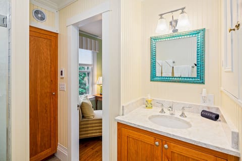 Deluxe Suite | Bathroom | Designer toiletries, hair dryer, bathrobes, heated floors