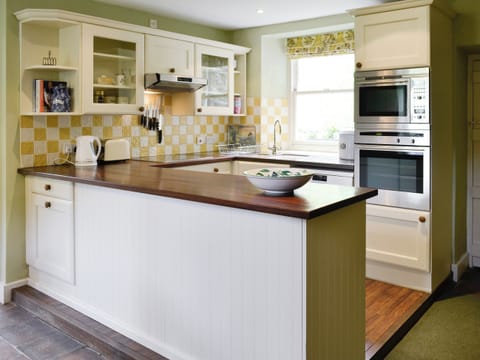 Well-equipped fitted kitchen | Dol Y Clochydd, Llanfachreth, near Dolgellau