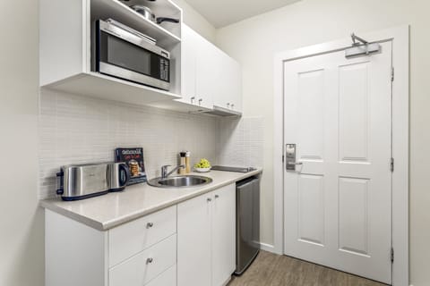 Studio | Private kitchen | Microwave, stovetop, electric kettle, cookware/dishes/utensils